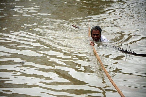 சென்னை, காஞ்சிபுரம் மாவட்டங்களில் மழை வெள்ளத்தில் சிக்கியிருந்த 2 லட்சம் பேர் மீட்பு: தீயணைப்புத்துறை தகவல்