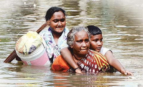பெண் எனும் பகடைக்காய்: யாருக்கு வேண்டும் பிளாஸ்டிக் பூமாலைகள்?