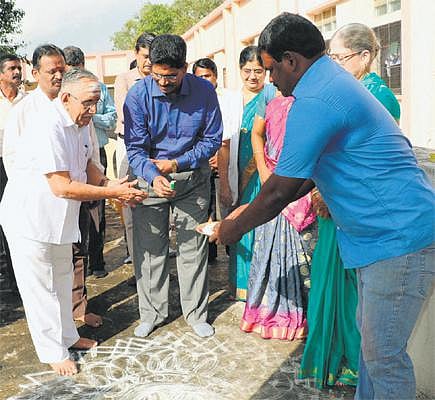 விஎச்எஸ் ரத்த வங்கிக்கு புதிய கட்டிடம் கட்ட எல்ஐசி நிறுவனம் ரூ.25 லட்சம் நன்கொடை