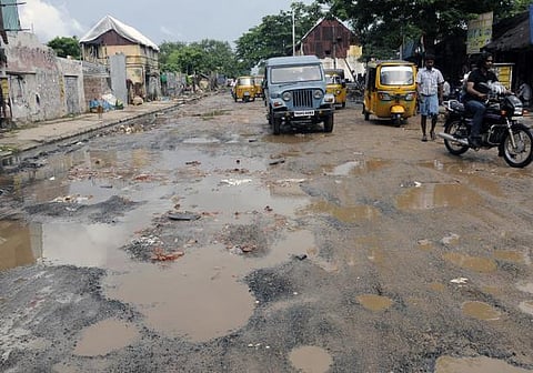 மழையால் சேதமான சாலைகள், சிறுபாலங்களை தற்காலிகமாக சீரமைக்க ரூ.50 கோடி நிதி: தமிழக அரசு ஒதுக்கீடு