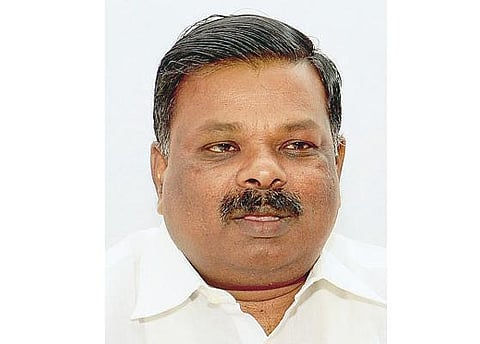 வெள்ளத்தால் பாதிக்கப்பட்ட தமிழக மக்களுக்காக கேரள மக்களிடம் உண்டியல் ஏந்திய மார்க்சிஸ்ட் தலைவர்கள்: ஒரே நாளில் ரூ.2.06 கோடி வசூல்