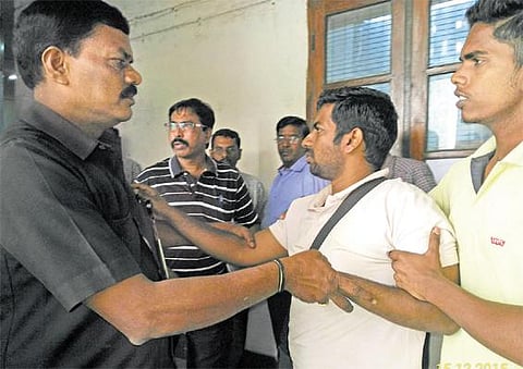 சென்னை பல்கலைக்கழக கருத்தரங்கில் கேள்வி எழுப்பிய மாணவர் மீது தாக்குதல்: மாணவர்கள் போராட்டம்