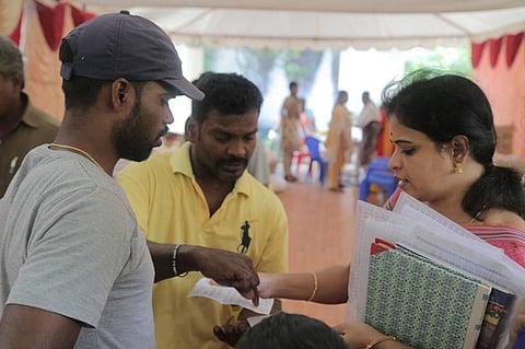 மழை முகங்கள்: களத்தில் தீவிரம் காட்டிய ஊடகவியலாளர் கோமதி