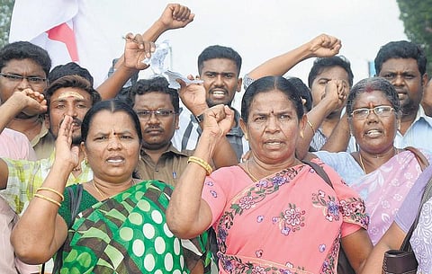 பெண் எனும் பகடைக்காய்: அடைமழைக் காலத்தின் தவளைக் கச்சேரி