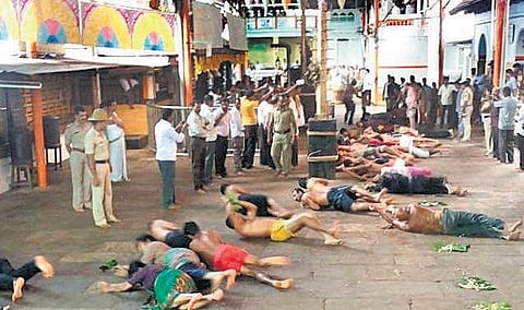 உச்ச நீதிமன்ற உத்தரவை மீறி எச்சில் இலை மீது உருளும் சேவை: கர்நாடக கோயில் நிர்வாகிகளுக்கு மாநில அரசு நோட்டீஸ்