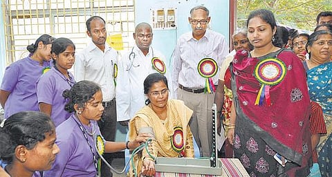 வெள்ள நிவாரணப் பணியில் ஈடுபட்ட அரசு ஊழியர்களுக்கு மருத்துவ முகாம்