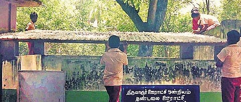 காலி தண்ணீர் பாட்டில்களால் பள்ளியின் கழிவறைக்கு மேற்கூரை: மாணவர்களின் புதிய முயற்சி