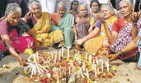 சுனாமி பேரழிவின் 11-வது ஆண்டு நினைவு தினம்: கடலோர மக்கள் கண்ணீர் அஞ்சலி - கடலில் பால் ஊற்றி, மெழுகுவத்தி ஏற்றி உருக்கம்