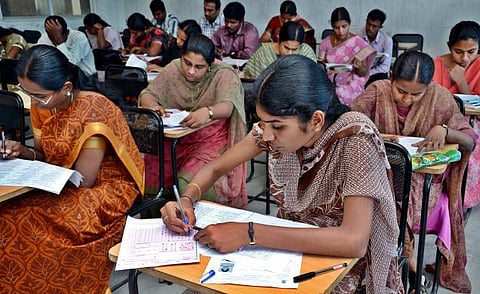 வெளியிலிருந்து பேனா, பென்சில் கொண்டுவர தடை: முறைகேடுகளை தடுக்க ‘நெட்’ தேர்வில் ஏற்பாடு - தேர்வுக் கூடத்தில் சிபிஎஸ்இ நிர்வாகமே பேனா வழங்கியது
