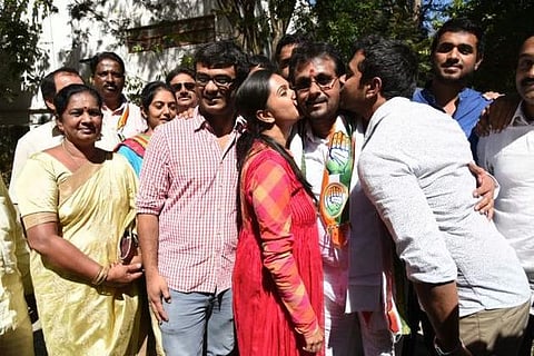கர்நாடக மேலவைத் தேர்தலில் காங்கிரஸ் அமோக வெற்றி: பாஜகவும் 6 இடங்களைக் கைப்பற்றியது