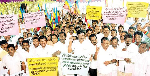 எஸ்.வி.எஸ். கல்லூரிக்கு அனுமதி விவகாரம்: சிபிஐ விசாரணை கோரி பாமக ஆர்ப்பாட்டம்