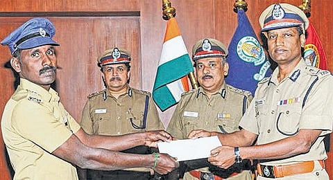 சிறப்பாக பணிபுரிந்த போலீஸாருக்கு சென்னை காவல் ஆணையர் பாராட்டு