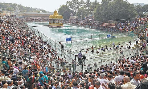 ஏழு குதிரைகளுடன் எழும் ஞாயிறு