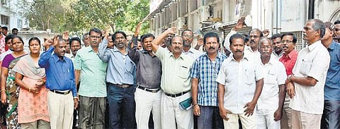 வேலைநிறுத்தம் 2-வது நாளாக நீடிப்பு: மாவட்ட தலைநகரங்களில் அரசு ஊழியர்கள் இன்று மறியல்
