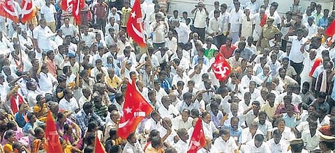 எஸ்விஎஸ் கல்லூரி மாணவிகள் உயிரிழந்த வழக்கு: சிபிஐ-க்கு மாற்ற கோரி ஆர்ப்பாட்டம் - மார்க்சிஸ்ட் செயலாளர் உட்பட 300 பேர் கைது