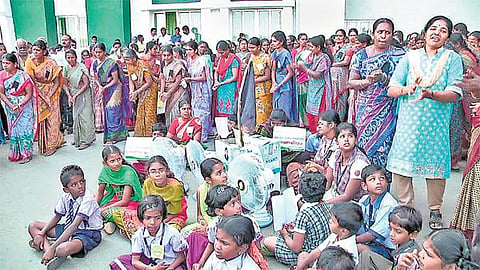 அவிநாசி-அத்திக்கடவு திட்டத்தை நிறைவேற்றக் கோரி திருப்பூர் ஆட்சியர் அலுவலகம் முற்றுகை: குடும்ப அட்டை, ஆதார் அட்டைகளை ஒப்படைக்க முயற்சி
