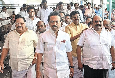 ஸ்டாலின் மருமகன் குறித்து பேசியதால் சர்ச்சை - பேரவையில் கடும் அமளி: திமுகவினர் கூண்டோடு வெளியேற்றம்
