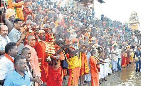 மகாமக குளத்தில் மகா ஆரத்தி வழிபாடு: 6-ம் நாளில் 1.80 லட்சம் பக்தர்கள் நீராடினர்