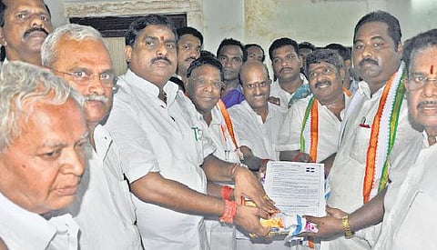 ராமதாஸின் நெருங்கிய உறவினர் காங்கிரஸில் இணைந்தார்