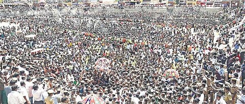 கும்பகோணத்தில் மகாமகப் பெருவிழா கோலாகலம்: 10 லட்சம் பக்தர்கள் புனித நீராடினர்