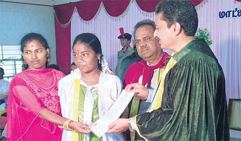 இரு கைகளும் இல்லாத நிலையிலும் கால் விரல்களால் தேர்வெழுதி எம்.ஃபில் பட்டம் பெற்ற மாணவி