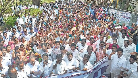 5 அம்ச கோரிக்கைகளை வலியுறுத்தி ஆசிரியர்கள் முற்றுகை போராட்டம்