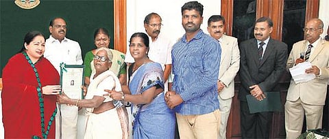 4 மாவட்டங்களில் ரூ.272.68 கோடியில் கட்டப்பட்ட 4,044 குடியிருப்புகளை முதல்வர் திறந்துவைத்தார்: திருநங்கைகள், பயனாளிகளிடம் ஒதுக்கீடு ஆணையை வழங்கினார்
