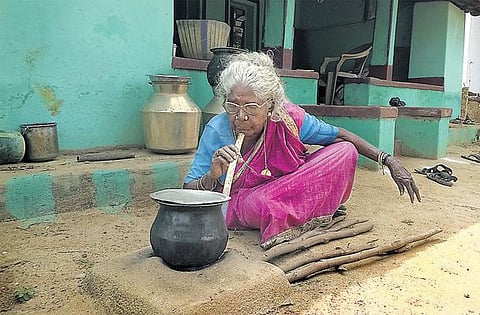 வறுமையில் வாடும் நாட்டுப்புறப் பாடகி கொல்லங்குடி கருப்பாயி: கூடுதல் உதவித் தொகை கேட்டு முதல்வருக்கு மனு