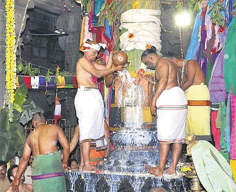 காளஹஸ்தி கோயிலில் மகாசிவராத்திரி பிரம்மோற்சவம்: கோலாகலமாக கொடியேற்றம்