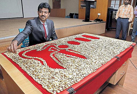 பல் பாதுகாப்பு விழிப்புணர்வுக்காக 10 ஆயிரம் பற்கள் சேகரித்து லிம்கா சாதனை புரிந்த மருத்துவர்