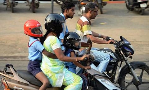 கட்டாய ஹெல்மெட்டை எதிர்த்து போராட்டம்: வழக்கறிஞர்கள் சங்கத் தலைவர் சஸ்பெண்டை ரத்து செய்ய வேண்டும்- உயர் நீதிமன்றம் உத்தரவு