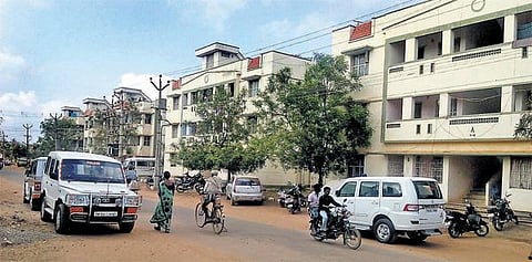 காரைக்குடியில் போலீஸார் குடியிருப்பில் துணிகரம்: உதவி ஆய்வாளர் மனைவியை கட்டிப்போட்டு 30 பவுன் நகை, ரூ.80 ஆயிரம் திருட்டு - இன்ஸ்பெக்டர் வீட்டிலும் கைவரிசை