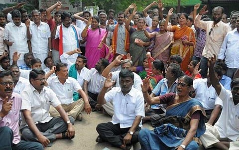 தலித் இளைஞர் படுகொலை: உடலை வாங்க உறவினர்கள் மறுப்பு; கொலையாளிகளை கைது செய்யக் கோரி ஆர்ப்பாட்டம்