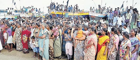குடும்பத்தினருடன் மீனவர்கள் ஆர்ப்பாட்டம்