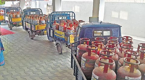 வாக்காளர் விழிப்புணர்வு ஏற்படுத்தும் வகையில் சமையல் எரிவாயு உருளைகளில் ஸ்டிக்கர்கள்