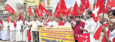 விவசாயியை தாக்கியோரை கைது செய்ய வலியுறுத்தி தஞ்சாவூர் எஸ்பி முகாம் அலுவலகம் முன்பு மறியல்: இடதுசாரி விவசாய சங்கத்தினர் கைது