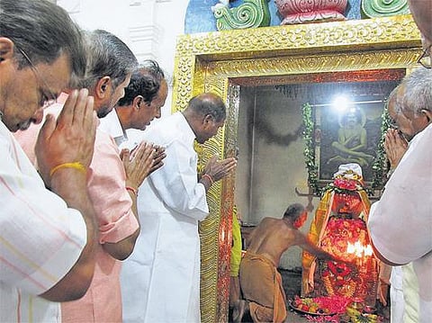 சூடுபிடிக்கும் புதுச்சேரி தேர்தல் களம்: கூட்டணி அறிவிப்புக்கு முன் ரங்கசாமியின் சாமி தரிசனம்