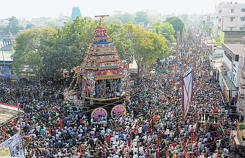 கபாலீஸ்வரர் கோயிலில் தேரோட்டம் கோலாகலம்: ஆயிரக்கணக்கான மக்கள் வடம் பிடித்தனர் - இன்று அறுபத்து மூவர் விழா