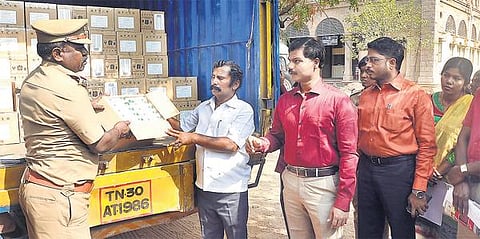 லாரியில் வந்த ரூ. 1 கோடி மதிப்புள்ள 10,000 செல்போன்கள் பறிமுதல்: மதுரையில் பறக்கும் படையிடம் சிக்கியது
