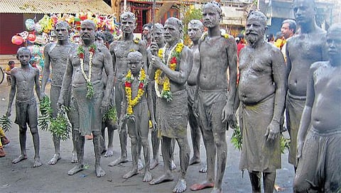 கமுதியில் பக்தர்கள் உடல் முழுவதும் சகதியை பூசி விநோத வழிபாடு