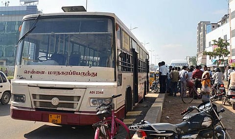 சீரான பஸ் இயக்கம் இல்லை என குற்றச்சாட்டு: மாலை நேரத்தில் மாநகர பஸ்களுக்காக காத்திருக்கும் பயணிகள்