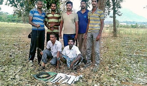 எங்கள் குழந்தைகளுக்காகத்தான் இதை செய்தோம்: செம்மரக் கடத்தலில் பிடிபட்டவர்கள் உருக்கம்