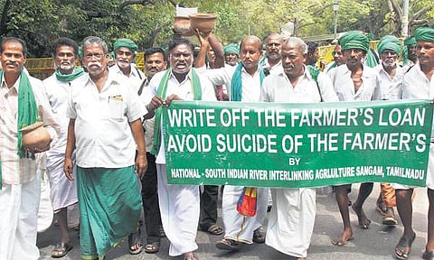 டெல்லியில் கோரிக்கைகளை வலியுறுத்தி தமிழக விவசாயிகள் பிச்சை எடுக்கும் போராட்டம்