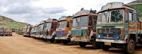 காப்பீடு கட்டண உயர்வுக்கு லாரி உரிமையாளர்கள் கடும் எதிர்ப்பு