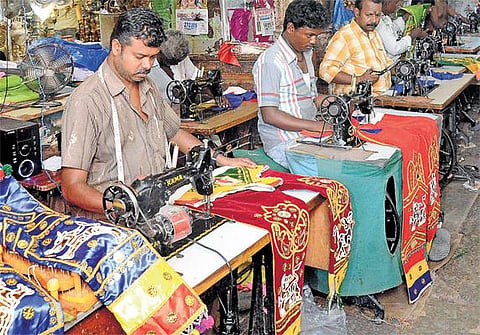மதுரை புது மண்டபத்தில் அழகர் ஆடைகள் தயாரிப்பு தீவிரம்: சித்திரைத் திருவிழாவுக்காக குவியும் ஆர்டர்கள்