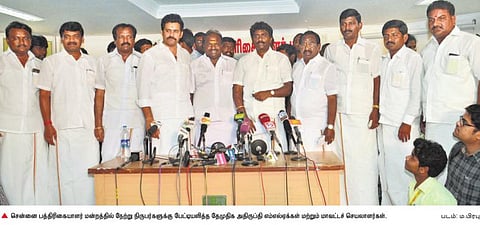 ம.ந.கூட்டணியில் இருந்து விஜயகாந்த் விலக வேண்டும்: சந்திரகுமார் தலைமையில் தேமுதிகவினர் போர்க்கொடி