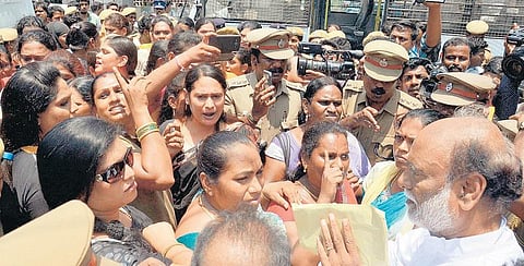 குஷ்புவை கண்டித்து திருநங்கைகள் திடீர் போராட்டம்