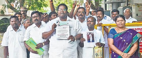 கள்ளக்குறிச்சி வேட்பாளரை மாற்றக் கோரி ஜெ. வீடு அருகே தம்பதி தீக்குளிக்க முயற்சி