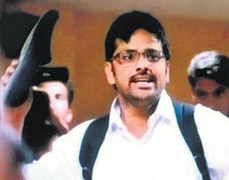 டெல்லி முதல்வர் கேஜ்ரிவால் மீது காலணி வீசிய இளைஞர் கைது