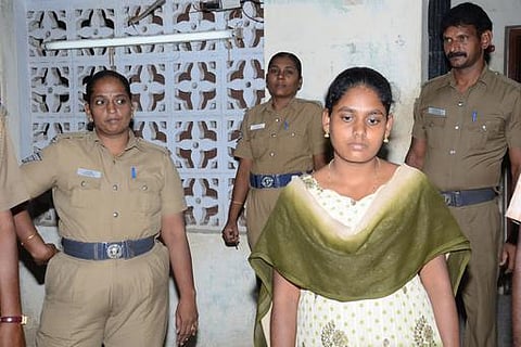 ‘படிப்படியாக மதுவிலக்கு’ என்ற அதிமுகவின் வாக்குறுதி: காலம் கடந்து வந்தாலும் வரவேற்கத்தக்கதே - தேர்தலின்போதே அமல்படுத்த மதுஒழிப்பு போராளி நந்தினி வலியுறுத்தல்